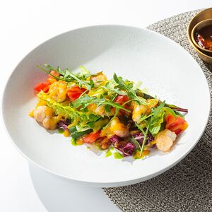 Салат с креветками пармеджано и соусом манго