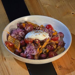 Картофель по-деревенски с беконом, копчеными колбасками, грибами и яйцом пашот