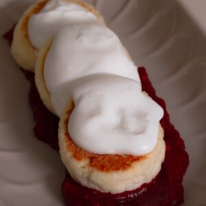 Сырники из фермерского творога с домашним малиновым джемом