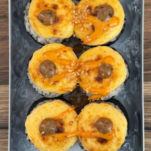 Запечённый ролл с лососем и такуаном 