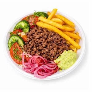 Донер кебаб с овощами и картофелем фри на тарелке