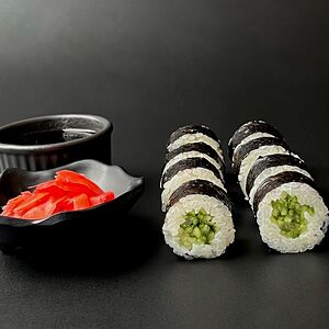 Маки ролл с огурцом