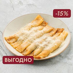 Большая порция блинчиков с сыром и ветчиной