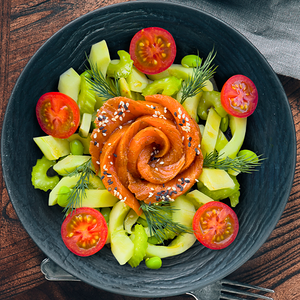 Острый салат с лососем