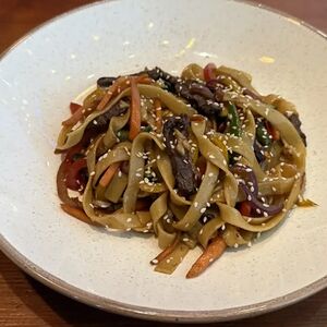 Жареная лапша с говядиной и овощами