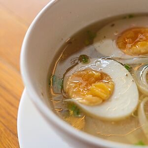 Куриный бульон с домашней лапшой и яйцом