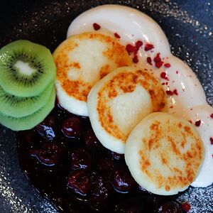 Сырники с вишнёвым конфитюром и сметаной