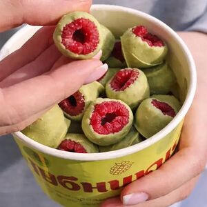 Замороженная малина в шоколаде с чаем матча