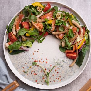 Салат с кальмаром и лососем