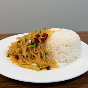 Жареный шинкованный картофель в кисло-остром соусе с рисом 
