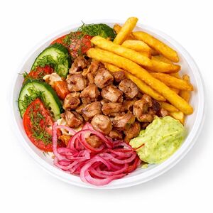 Свинина с овощами и картофелем фри на тарелке