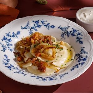 Вареники с картофелем и жареным луком и шкварками 