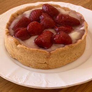 Сладкий тарт с клубникой и заварным кремом