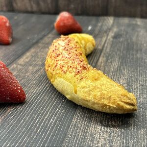 Рогалик с клубникой