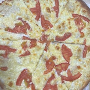 Пицца с помидорами 