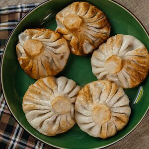 Жареные хинкали с курицей и грибами