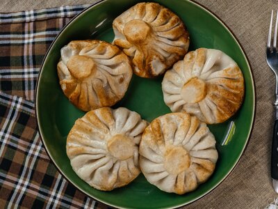 Жареные хинкали с курицей и грибами