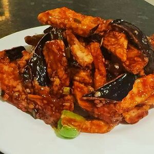 Жареные баклажаны в кисло-сладком соусе с перцем