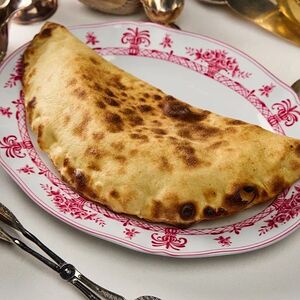 Кальцоне с салями пиканте и домашним песто