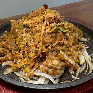 Жареные свиные кусочки с квашеной капустой 