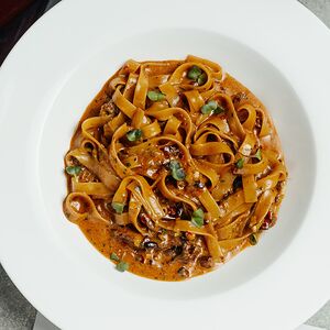 Тальятелле с говядиной и черными бобами в азиатском соусе