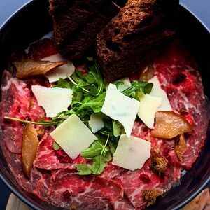 Карпаччо из говядины с руколой и пармезаном