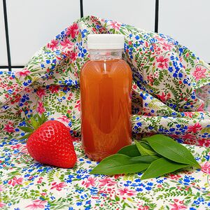 Холодный зеленый чай с клубникой