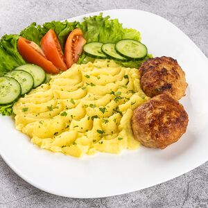 Картофельное пюре с котлетами из птицы