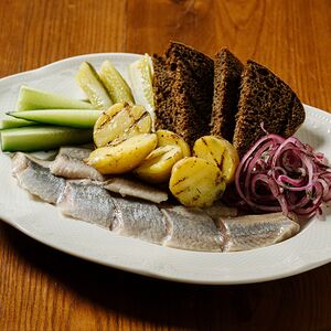 Сельдь с обжаренным молодым картофелем