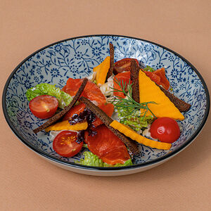 Салат с лососем и гренками