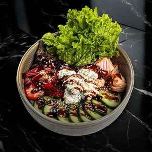 Поке с опаленным лососем и клубникой