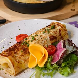 Блин с филе индейки, сыром и сливочным соусом