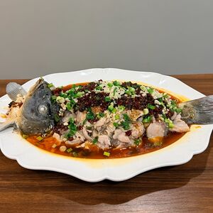 Тушеный карп с перцем и чесноком