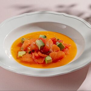 Севиче из лосося с авокадо и свежими томатами