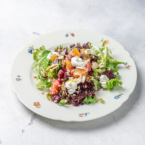 Салат с мягким сыром