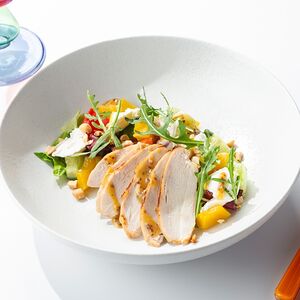 Салат с цыплёнком, персиком и рикоттой