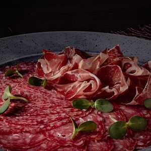 Ассорти мясных деликатесов 