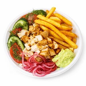 Шаурма с овощами и картофелем фри на тарелке