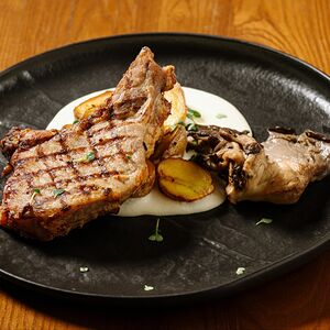 Свиная корейка с картофелем и вешенками