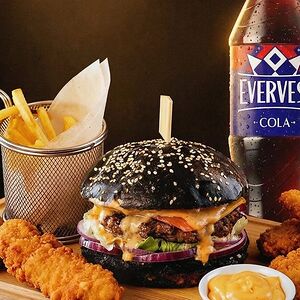 Бургер с мраморной говядиной, куриные стрипсы, картошка фри, сырный соус, Evervess cola