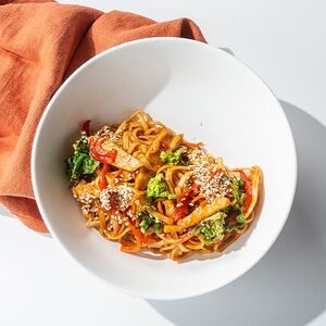 Удон с цыплёнком, овощами и соусом терияки