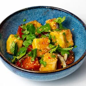 Салат с баклажаном, томатами и соусом сладкий чили