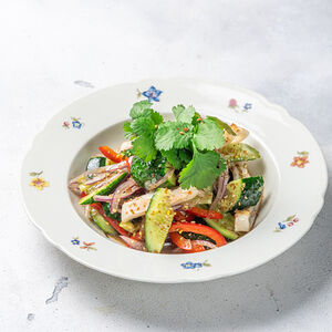 Салат Битые огурцы с кальмаром