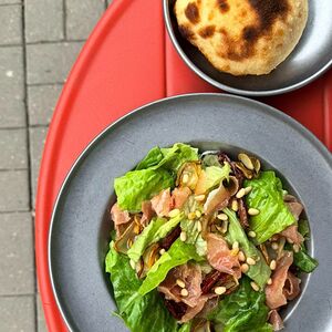 Салат с прошутто и грушей 