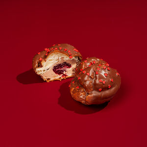 Профитроль шоколадный с вишней