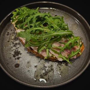 Брускетта с окороком, огурцом, салатом с трюфельными айоли