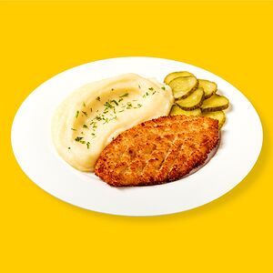 Котлета с картофельным пюре и маринованным огурчиком