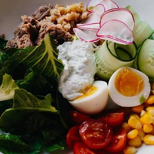Зеленый салат с тунцом и булгуром