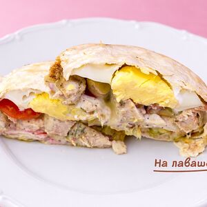 Сэндвич Цезарь с яйцом на лаваше 