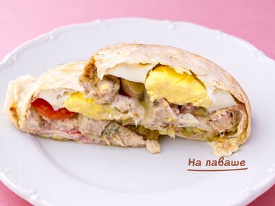 Сэндвич Цезарь с яйцом на лаваше 